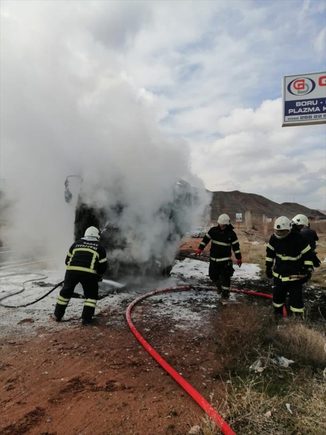 Seyir halindeyken yangın çıkan tırda hasar oluştu