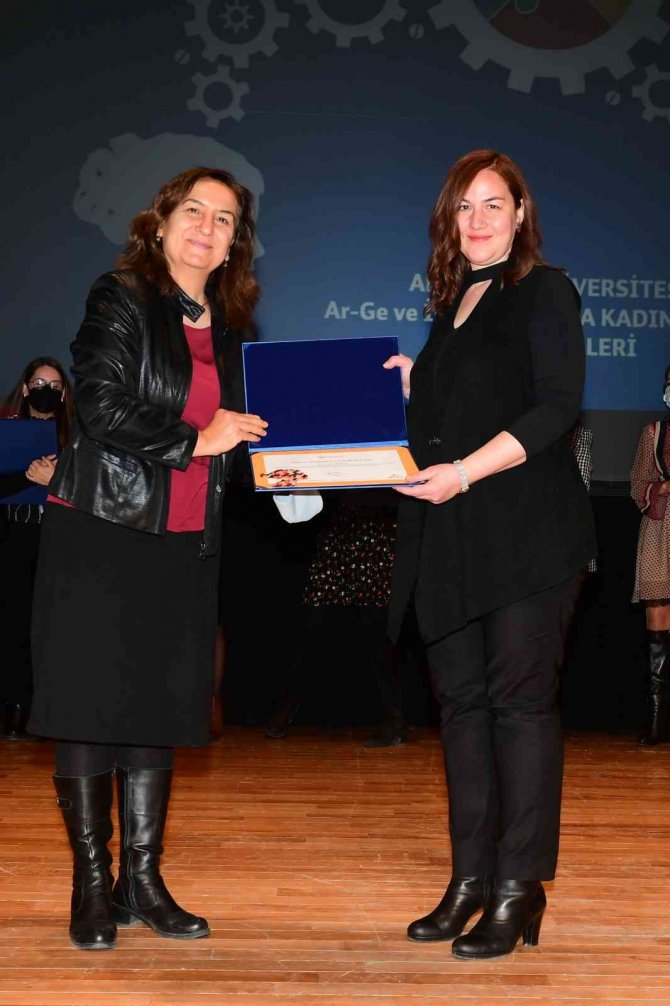 Anadolu Üniversitesi’nde 40 bilim kadınına ödül dağıtıldı