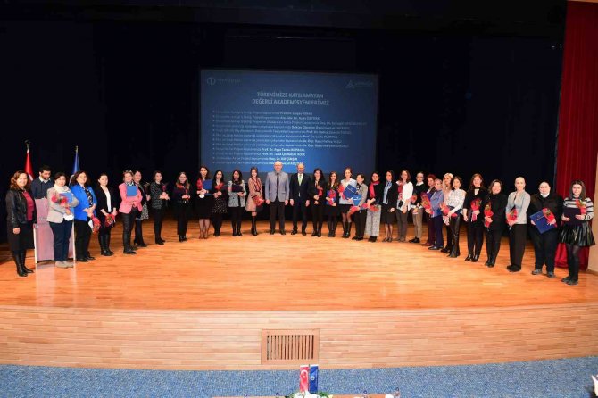 Anadolu Üniversitesi’nde 40 bilim kadınına ödül dağıtıldı