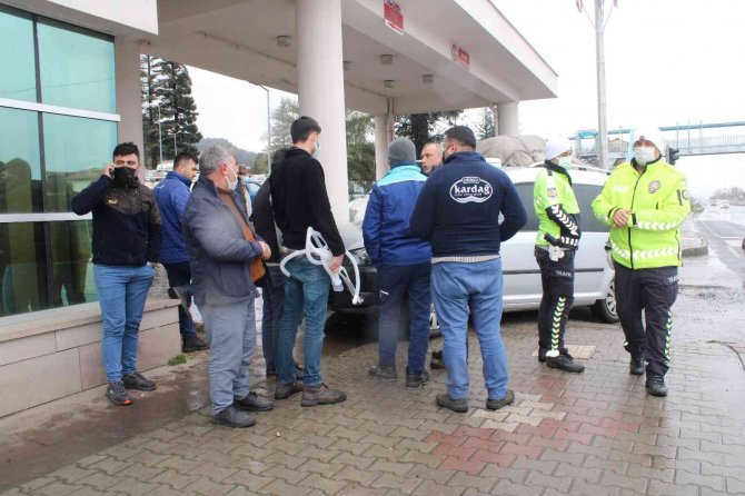 Araçlar hastane girişindeki beton direğe çarparak durabildiler