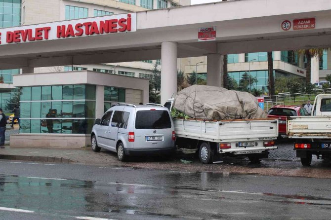 Araçlar hastane girişindeki beton direğe çarparak durabildiler