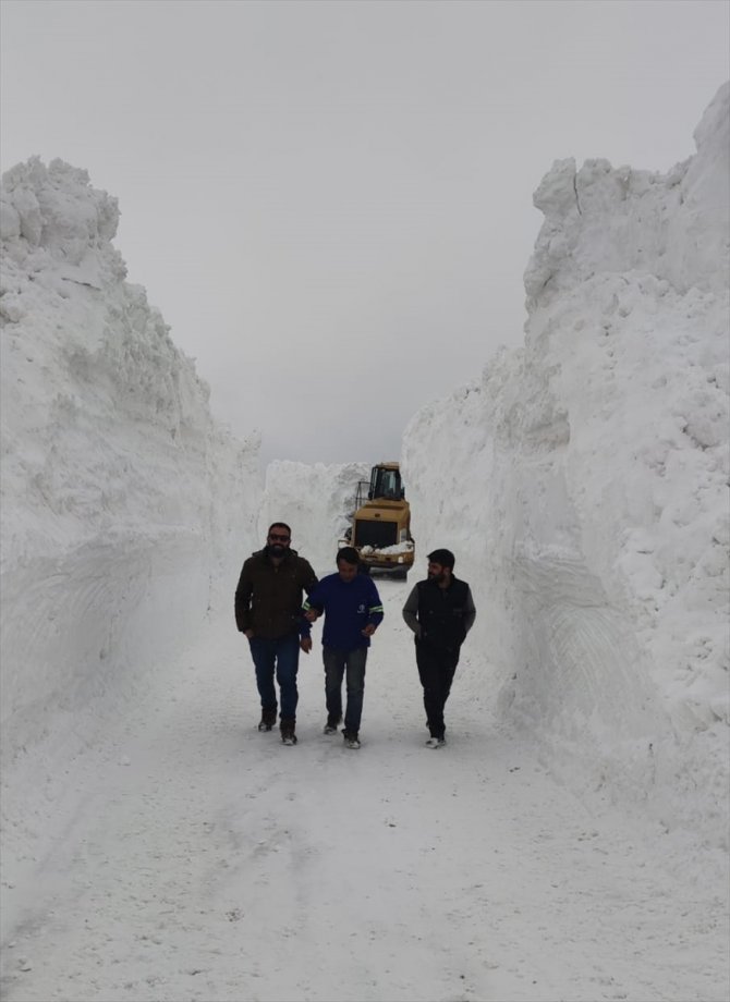 Mahalle yoluna çığ düştü