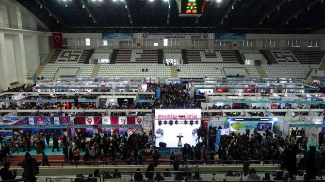 Güneydoğu Kariyer Fuarı’na binlerce öğrenci akın etti