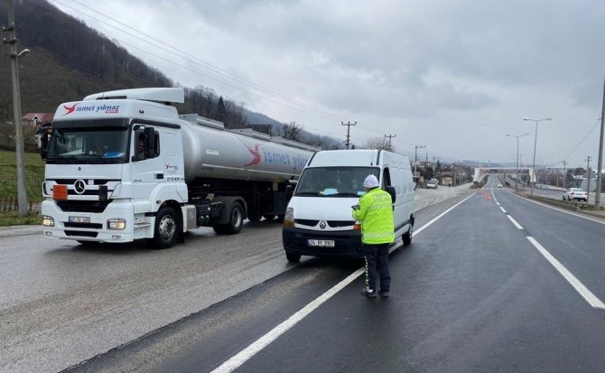 Kar yağışı uyarısı trafik polislerini harekete geçirdi