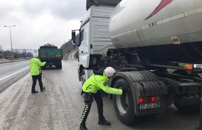 Kar yağışı uyarısı trafik polislerini harekete geçirdi