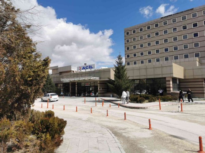 Köpekten kaçarken araç çarpan genç kız yoğun bakımda!