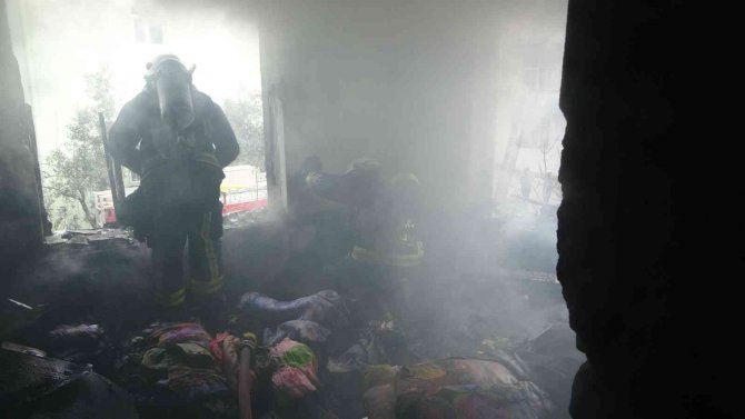 Küle dönen evin içerisinden zor kurtulan yaşlı kadın, yanan paralarına ağladı