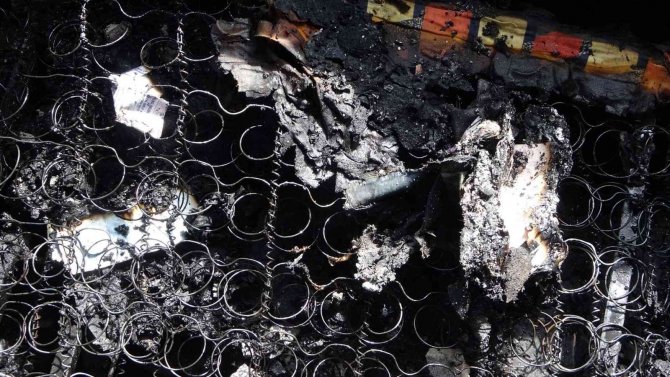 Küle dönen evin içerisinden zor kurtulan yaşlı kadın, yanan paralarına ağladı