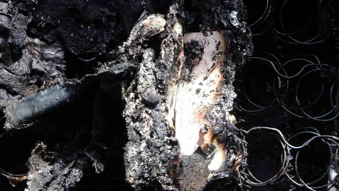 Küle dönen evin içerisinden zor kurtulan yaşlı kadın, yanan paralarına ağladı