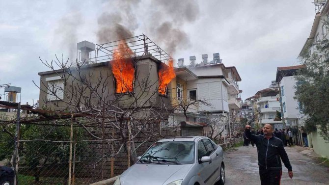 Küle dönen evin içerisinden zor kurtulan yaşlı kadın, yanan paralarına ağladı