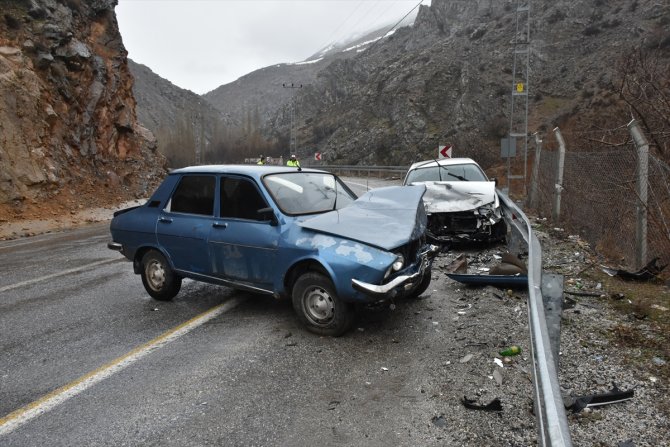 İki otomobilin çarpışması sonucu 5 kişi yaralandı