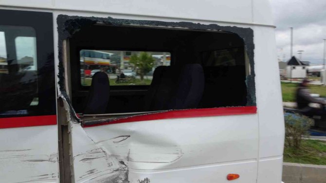 Mikser ile okul servisi çarpıştı