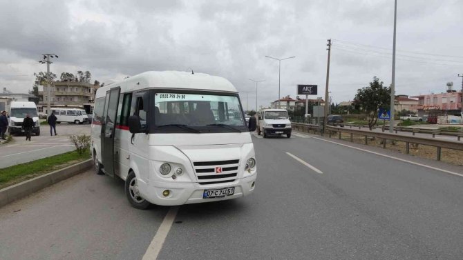 Mikser ile okul servisi çarpıştı