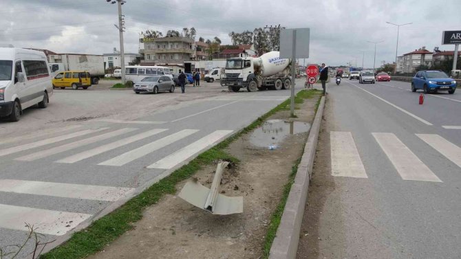 Mikser ile okul servisi çarpıştı