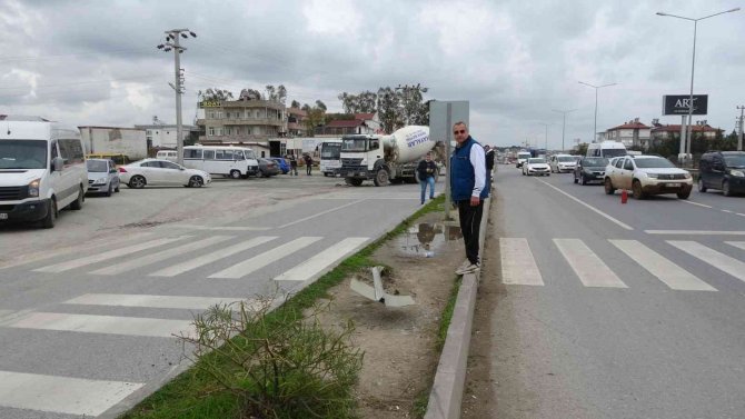 Mikser ile okul servisi çarpıştı