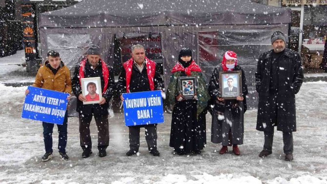 Muşlu annelerin kar altında evlat nöbeti