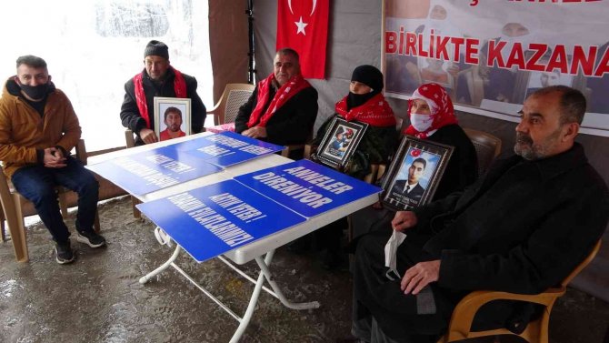 Muşlu annelerin kar altında evlat nöbeti