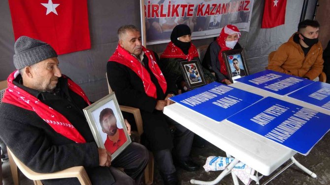 Muşlu annelerin kar altında evlat nöbeti