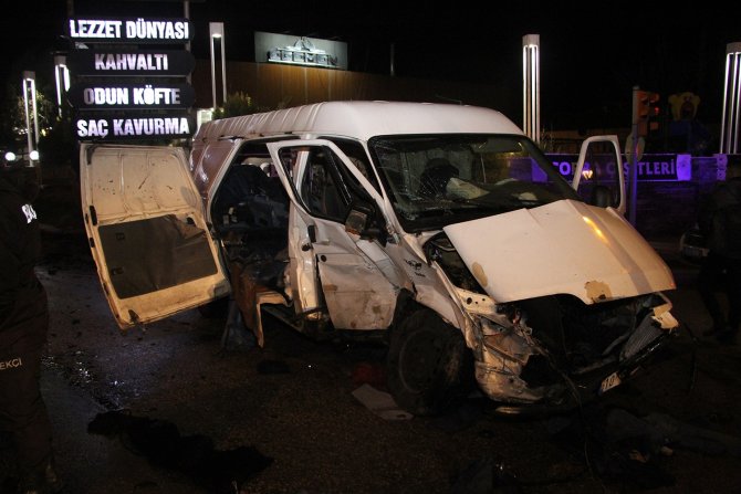 Otomobil ile transit çarpıştı: 6 yaralı