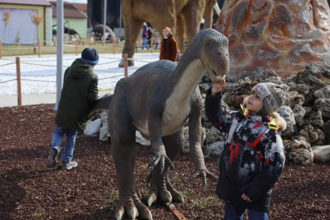 Savaşın göçe zorladığı çocuklar hayallerini resme döktü