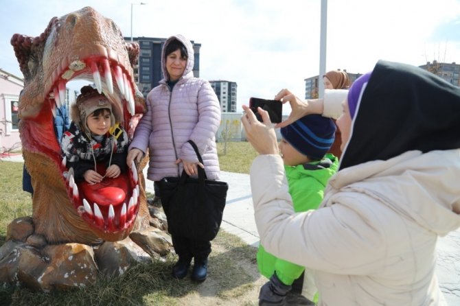 Savaşın göçe zorladığı çocuklar hayallerini resme döktü