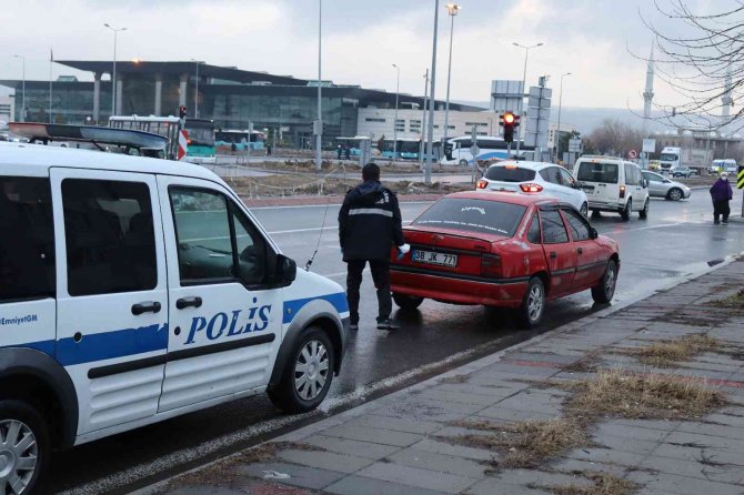 Silahla yaralandı, hastaneye giderken yakıtı bitti