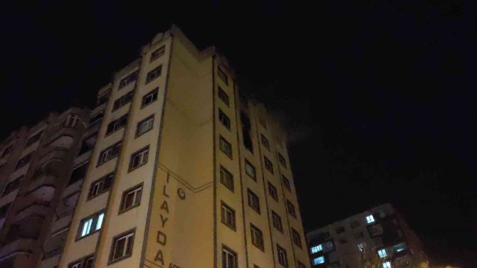 Sinir krizi geçiren şahıs evini ateşe verdi