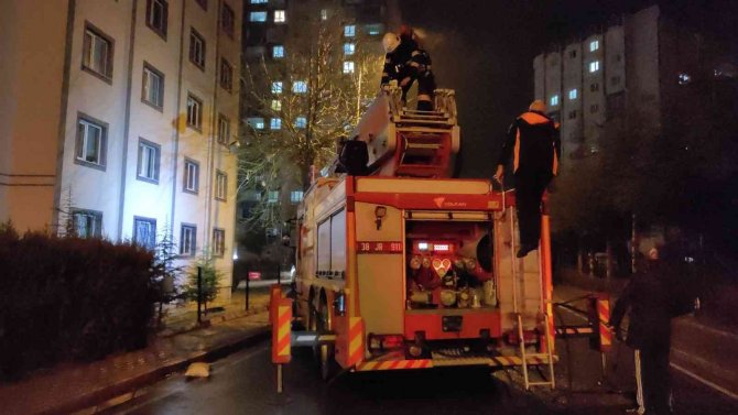 Sinir krizi geçiren şahıs evini ateşe verdi