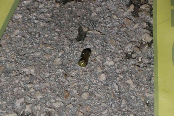 Sokakta bir kişi 4 yerinden tabanca ile vurulmuş halde bulundu