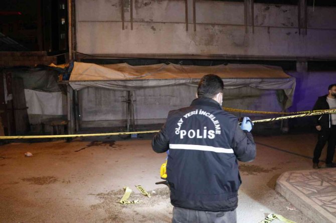 Sokakta bir kişi 4 yerinden tabanca ile vurulmuş halde bulundu