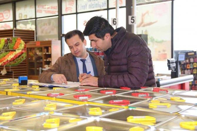 Tatvan’da marketler denetlendi