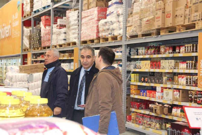 Tatvan’da marketler denetlendi