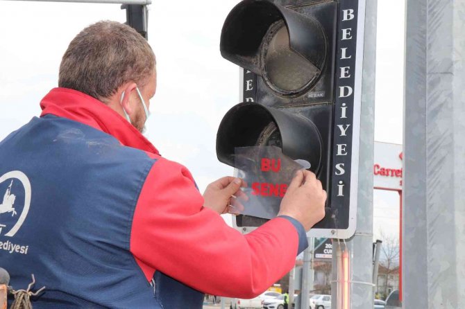 Trafik ışıklarında o sloganı gören şaşırıp kalıyor