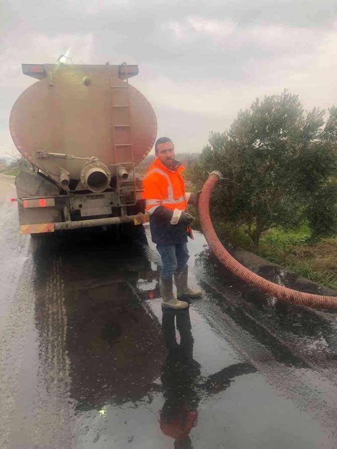 Zeytin bahçesine kimyasal atık atarken yakalandılar