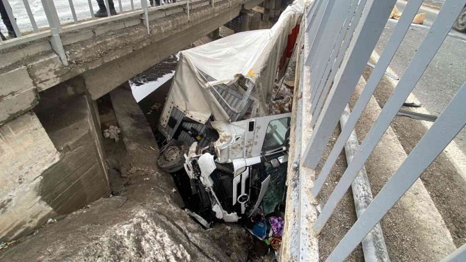 Ağrı’da iki köprü arasına düşen tırın şoförü ölümden döndü
