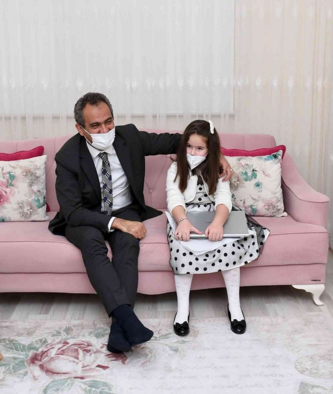 Bakan Özer’den öğrencilere sürpriz ziyaret