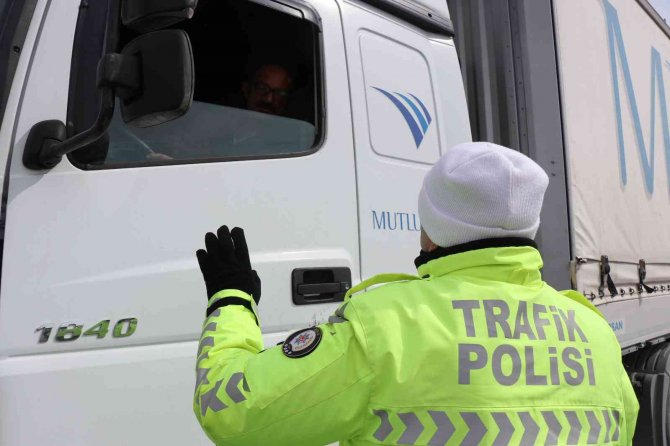 Bolu’da tır ve kamyonların İstanbul’a gidişine izin verilmiyor