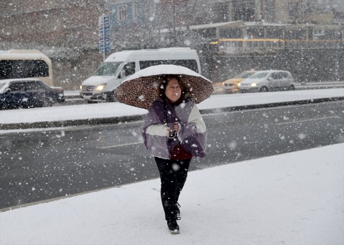 İstanbul'da kar yağışı etkili oluyor