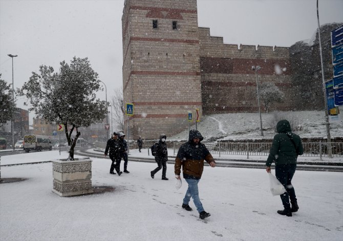 İstanbul'da kar yağışı etkili oluyor