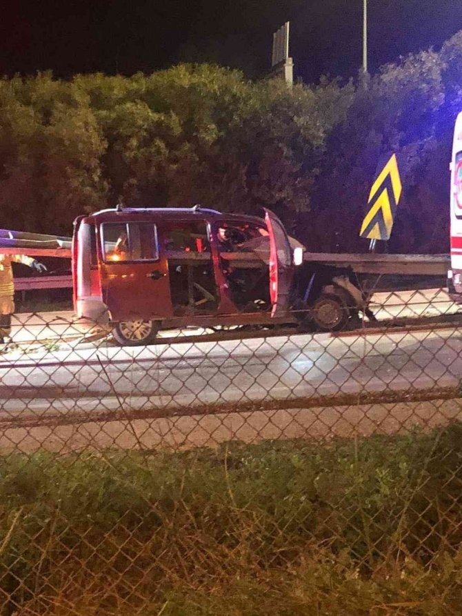 Direksiyon hakimiyetini kaybeden sürücü refüje girdi