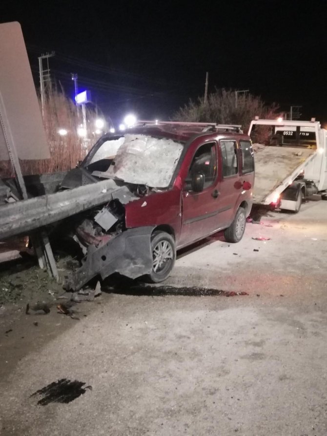 Direksiyon hakimiyetini kaybeden sürücü refüje girdi