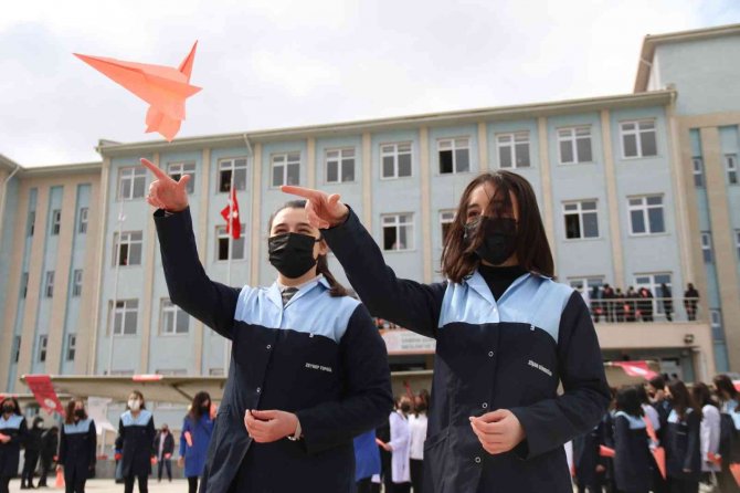 Dünya Havacı Kadınlar Haftası’nda gökyüzüne pembe kâğıttan uçaklar fırlatıldı