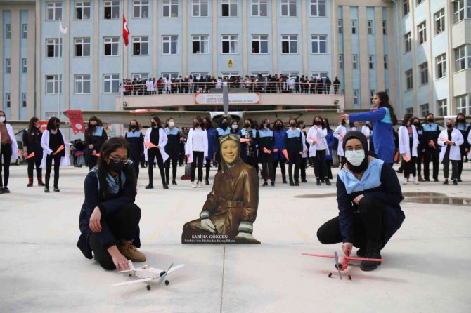 Dünya Havacı Kadınlar Haftası’nda gökyüzüne pembe kâğıttan uçaklar fırlatıldı