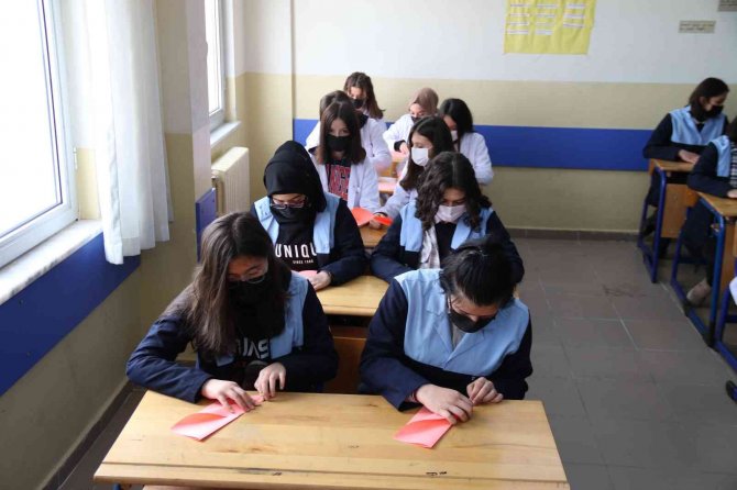 Dünya Havacı Kadınlar Haftası’nda gökyüzüne pembe kâğıttan uçaklar fırlatıldı