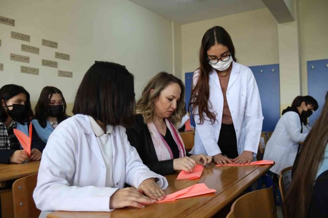 Dünya Havacı Kadınlar Haftası’nda gökyüzüne pembe kâğıttan uçaklar fırlatıldı