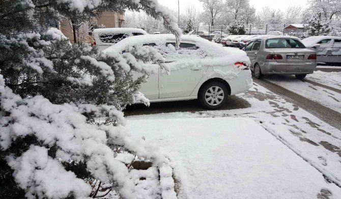 Erzincan güne kar yağışıyla uyandı