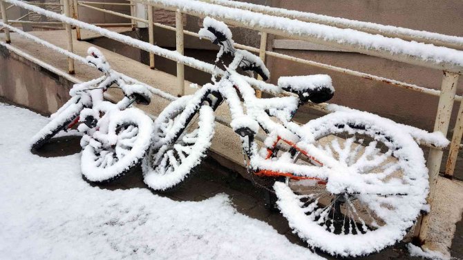 Erzincan güne kar yağışıyla uyandı