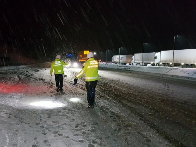 Kar ve tipi ulaşımda aksamalara neden oldu