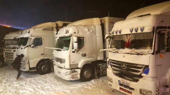 Kar ve tipi ulaşımda aksamalara neden oldu