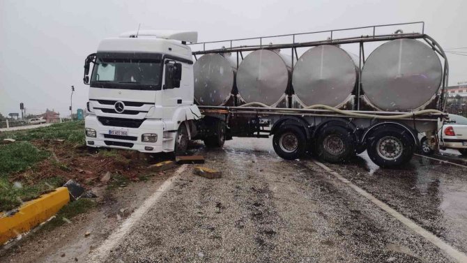 Kar yağışı kazaya neden oldu, tır refüje çarptı
